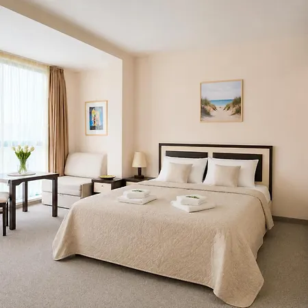First Line Berlin Golden 310 Apartment Warna