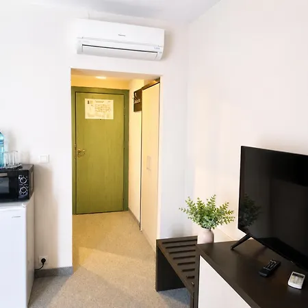 First Line Berlin Golden 310 Apartment