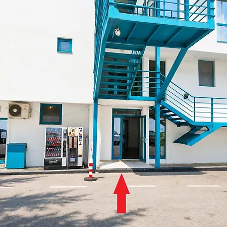 Apartment First Line Berlin Golden 310 Warna